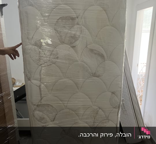 מזרן עטוף בניילון בחדר